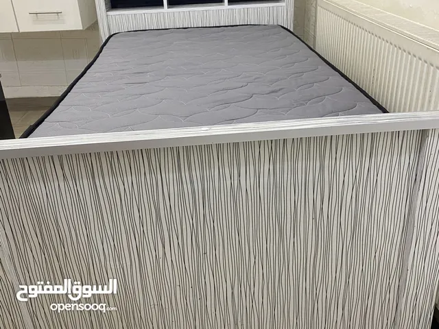 تخت مفرد + كومدينا للبيع – تصميم أنيق وخامة فخمة