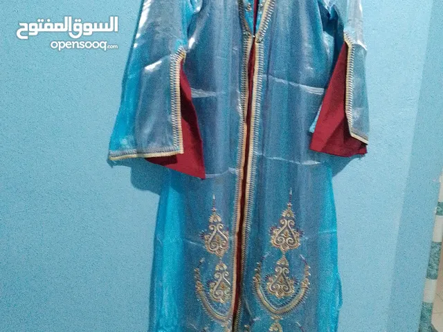 قفطان مكون من قطعتين كلاسيك اثوبة رفيعة و مفقودة الآن تحتوي على رسومات مزركشة ومنبتة مستعمل مرة وحدة