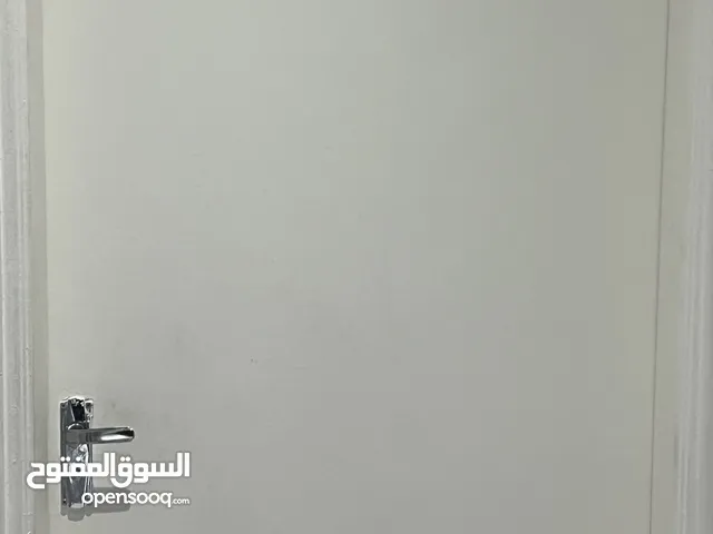 3 ابواب خشب نظيف وثقيل وشباك المنيوم نظيف