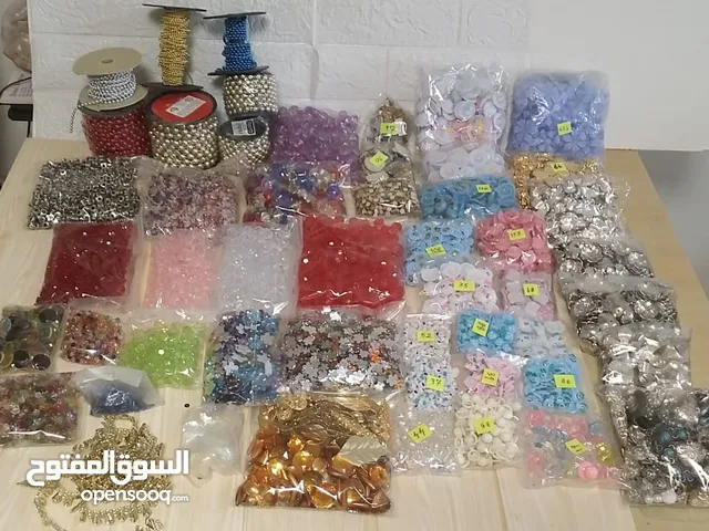 اكسسوارات ومواد للاشغال اليدوية ورد وشرايط وخرز واحجار للبيع بسبب تصفية الورشة