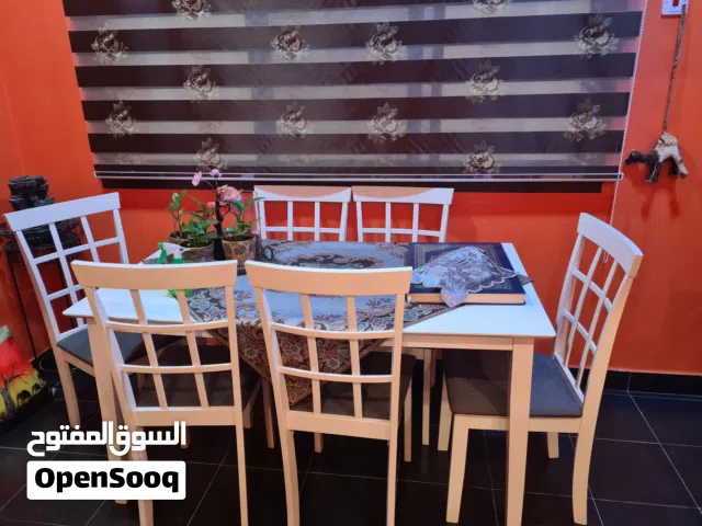 طاولة و6 كراسي بحالة ممتازة
