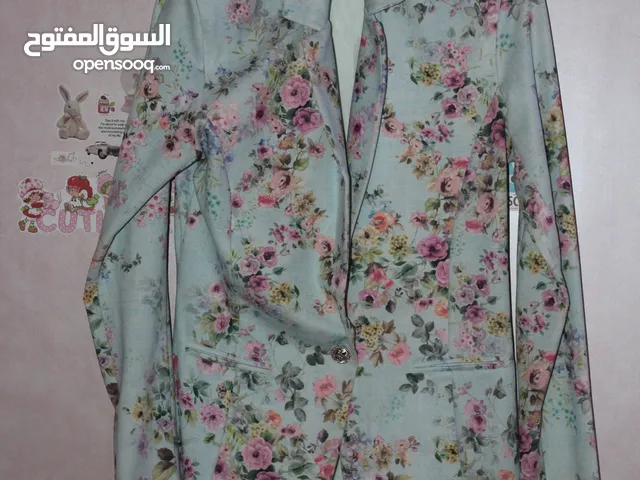 بليزر نسائي مُزهر بأكمام طويلة بقصة رسمية