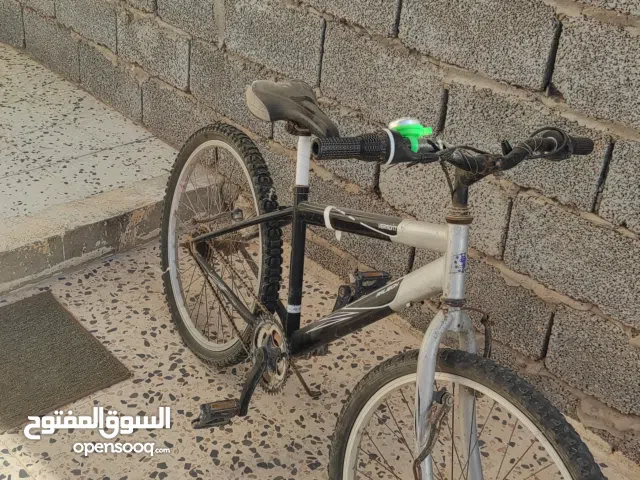 دراجه ربي يبارك خش شوف الوصف قبل لا تكلمني وخاليه من اي عيوب ومعاها اكسوارات وجميع الاشياء