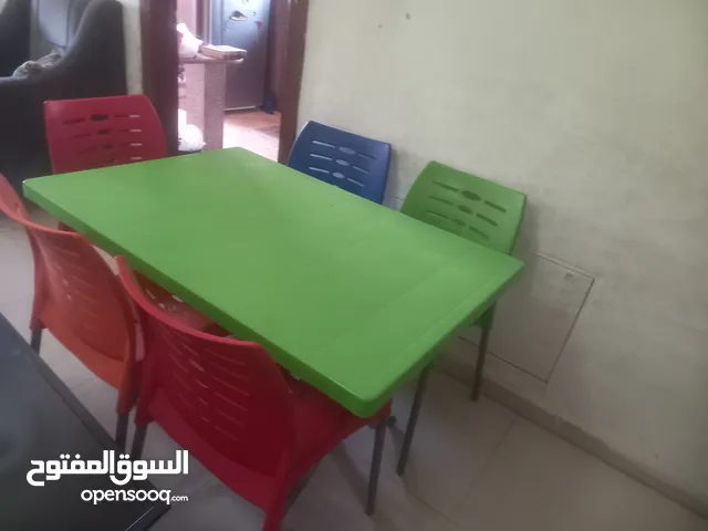 طاوله مع 5 كراسي شبه جديد