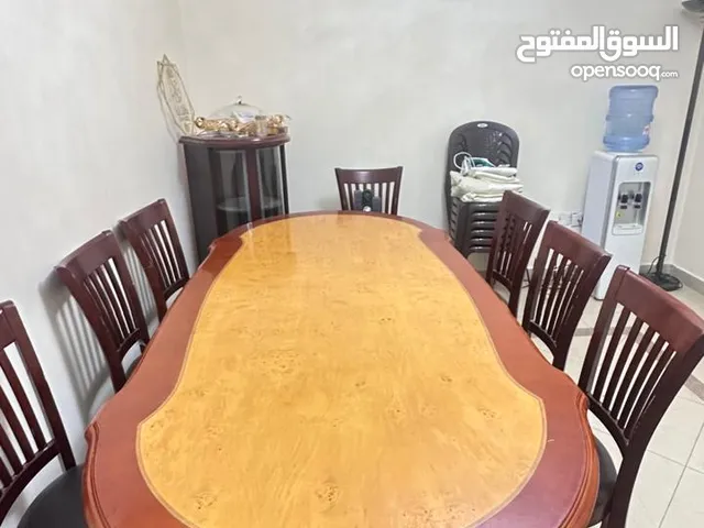 طاولة طعام نضيفة مع 8 كراسي
