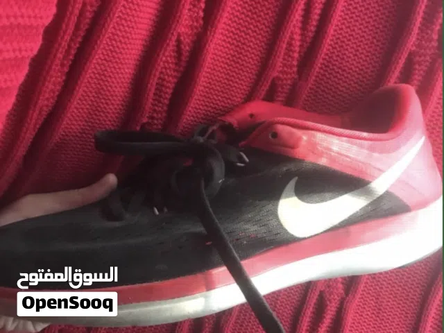 حذاء جزمه حمراء و سوداء