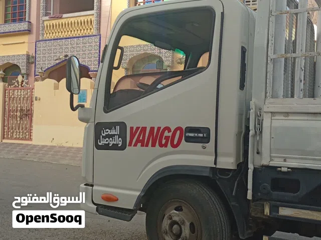 شاحنة نقل وشحن البضائع داخل سلطنة عمان باستخدام الشاحنات والبيكب