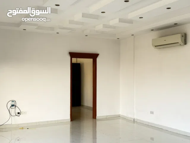 منزل صغير مكون من صالة وغرفة نوم ودورة مياة ومطبخ مفتوح على الصالة في مساحة ارض 600 حديقة ومظله