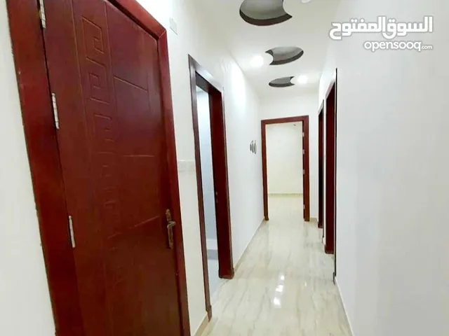شقه ارضيه سوبر ديلوكس 3نوم مع الماستر 3 حمامات صاله صالون مخزن مطبخ تراس كبير ثلاثه مداخل للبيت
