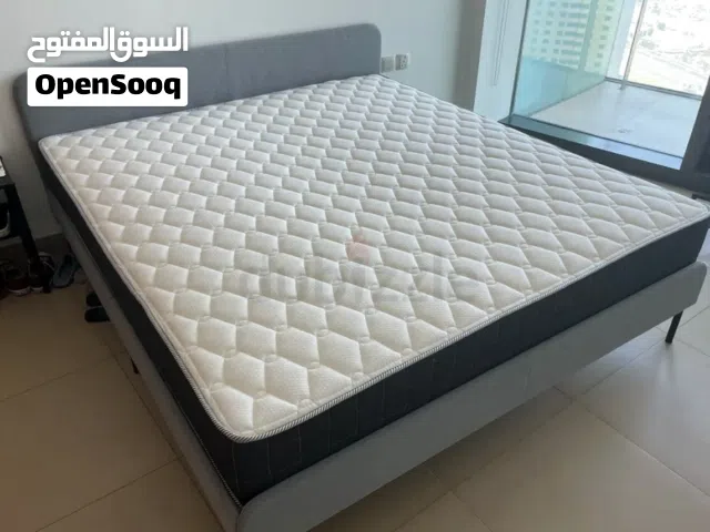 سرير كينج سايز مع مرتبة للبيع – بحالة ممتازة