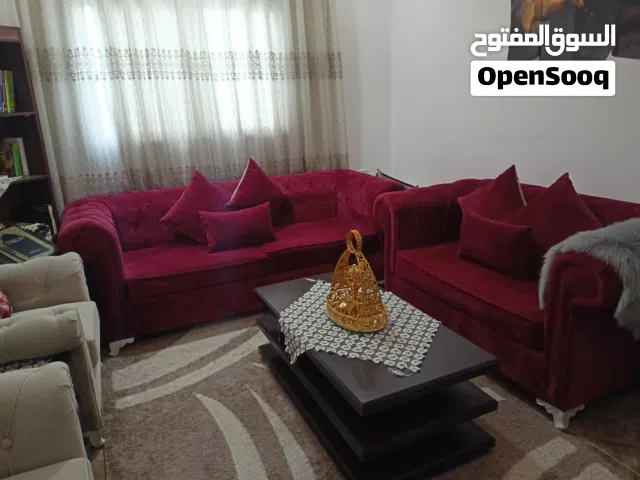 طقم كنب جديد جديد مستخدم فترة بسيطه جدا لا تُذكر.
