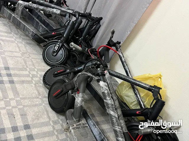 للبيع سكوترات بحالة الوكالة نضيف وما علية كلام وسرعات كبيرة واستخدام بيسط في امريكا ونصافة عالية