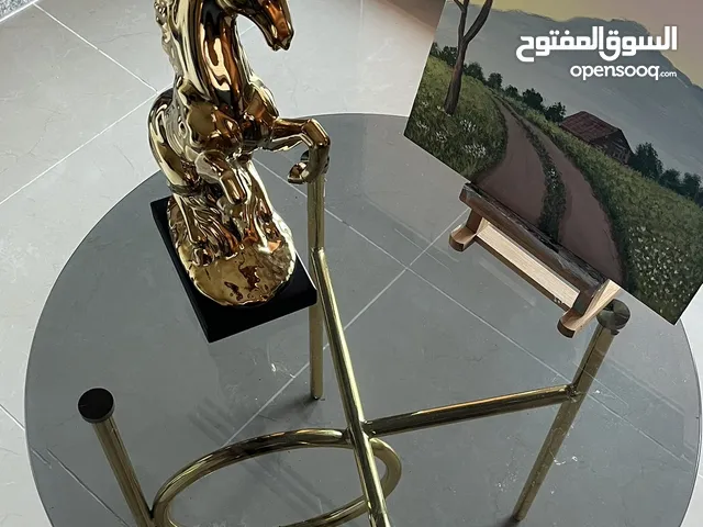 طاولة غرفة معيشة مع طاولة طربيزة