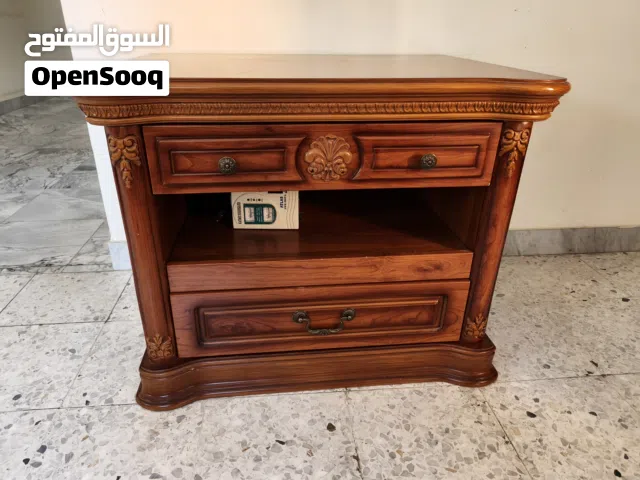 طاولة تلفزيون في حالة ممتازة كما في الصورة
