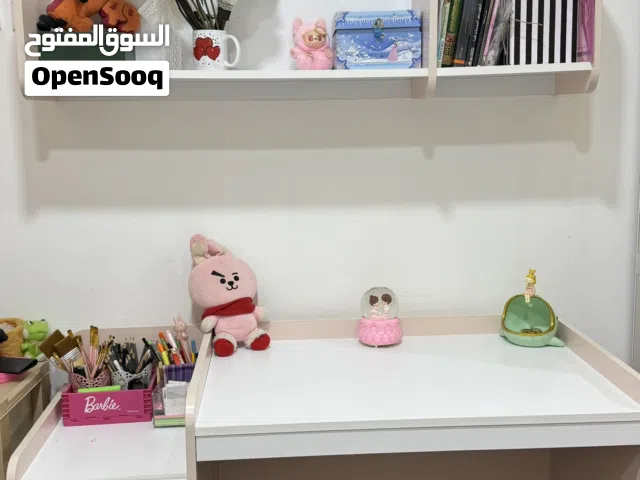 مكتب مع رف