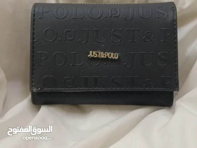 "محفظة JUST&POLO: الأناقة والعملية في تصميم واحد"