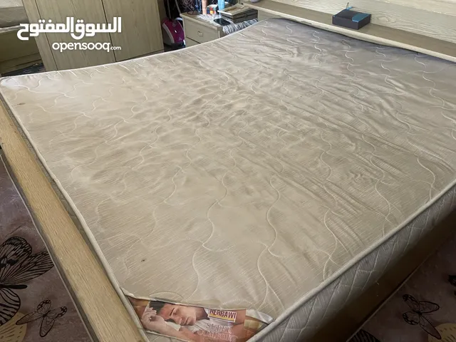 فرشات زنبركية عدد 3 بحاجة الى صيانة