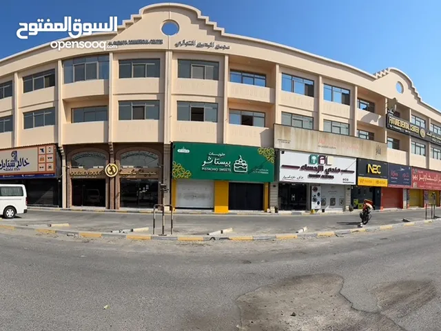 مكاتب للإيجار في موقع حيوي و استراتيجي وعلى شارع رئيسي