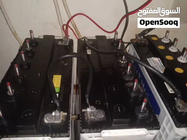 منظومة بطاريات مع ألواح شمسية والمنظمات شبه جديد كله