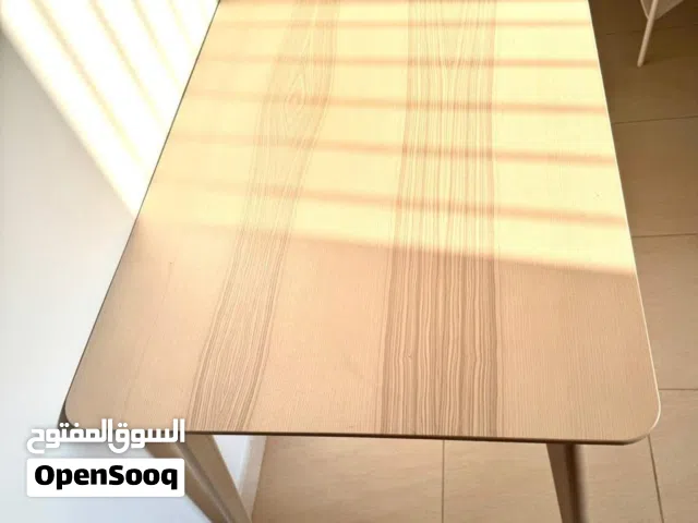 طاولة طعام من ايكيا بحالة الوكالة
