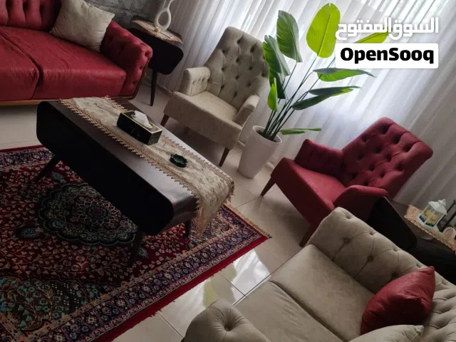 طقم كنب فاخر بحالة الجديد للبيع