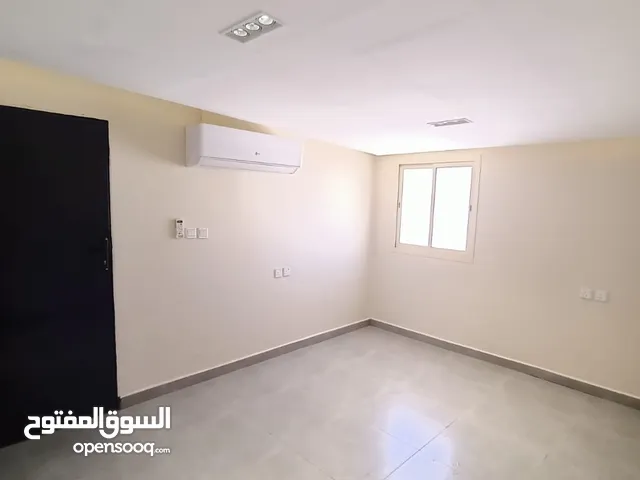 شقة للايجار السنوي في الرياض حي عرقة تتألف من ثلاث غرف وصاله وحمامين مطبخ راكب مكيفات سبليت راكبه