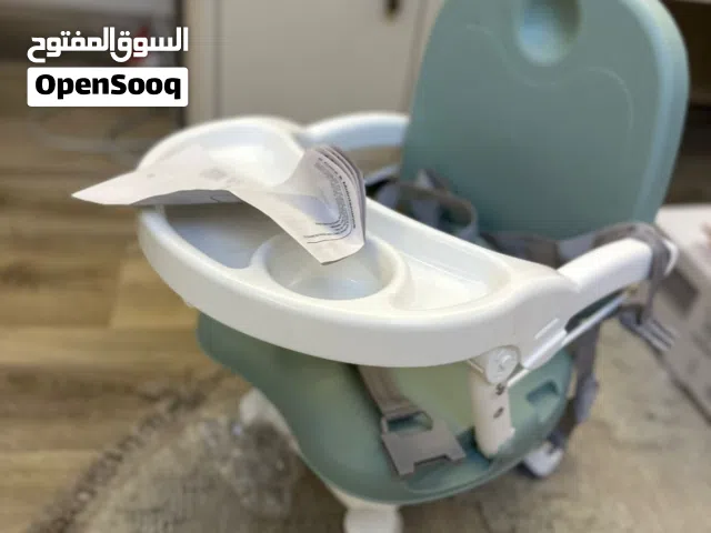 كرسي طعام أطفال  جديد مستخدم مره واحده فقط وياه كارتونه وحتى الدفتر مالته