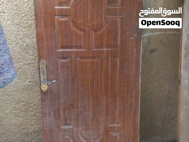 باب المنيوم وباب خشب 2