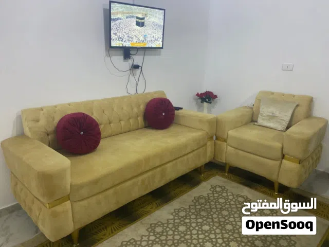 صالون بحالة ممتازة شبه جديد سعر البيع 480 دينار