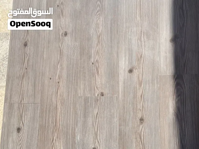 باركيه خشب لون سكني بحاله ممتازه