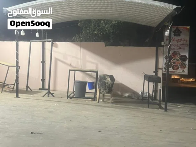 مظلة ولافتة مضيئة للبيع