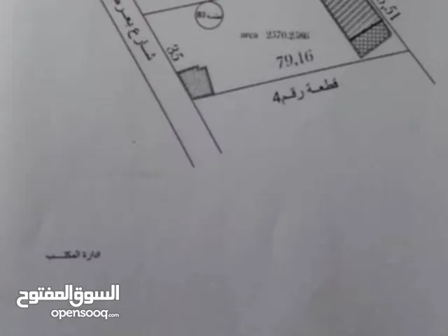 قطعة ارض نص هكتار تحتوى على هنقر للبيع