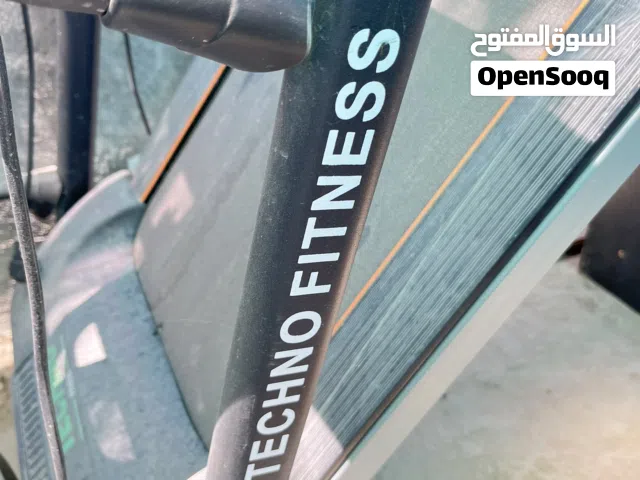 جهاز مشي كهربائي(Treadmill) من Techno Fitness، ويبدو أنه من الفئة المنزلية القابلة للطي