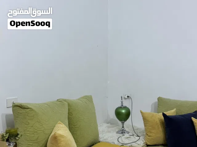 جلسة خشب مغلفة شاموا نظيفة