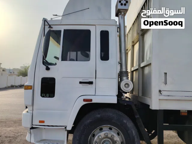 شاحنة فولفو للبيع صندوق مغلق بحالة ممتازة