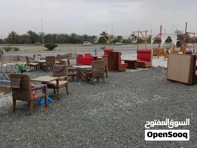 كراسي ومقاعد وطاولات للحدائق أو الكافيهات الخارجية