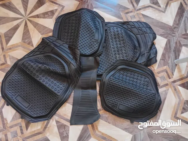 أرضية سيارة لكزز  2011  للبيع جلد بسعر حرق ومستعمل فقط أسبوعين