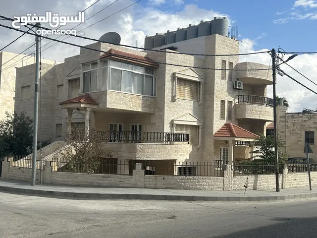 شقة طابقيه (الطابق الاول من فيلا) مع حق الاعتلاء ، أو يمكن بيع التسوية 240م (غير مشطبة)