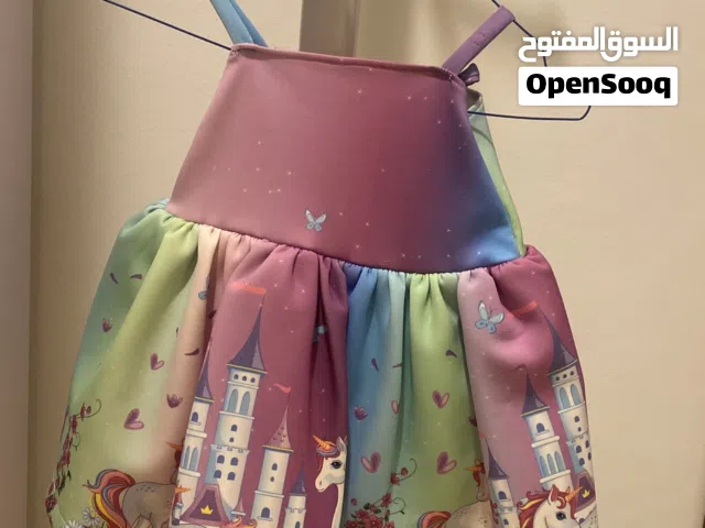 فستان الأطفال نظيف