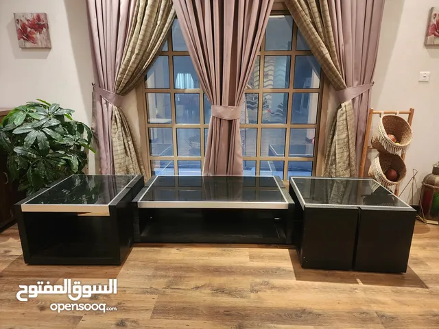 طاولة قوية جميلة مع مرفقاتها