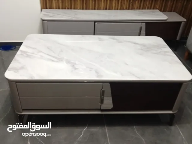 مزنون مع طاوله وسط فاخر جرانيت شبه جديد