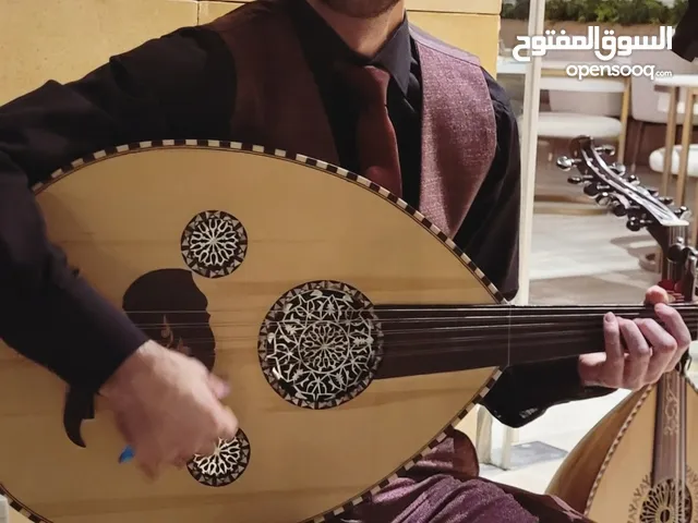 فنان وعازف عود في الرياض