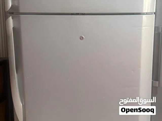ثلاجةً شارب بحالة جيدا للبيع
