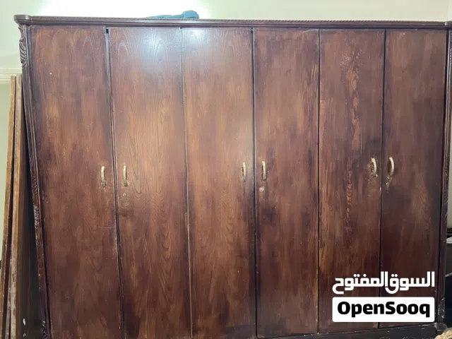 خزانة بحالة جيدة جداً خشب نوعية ممتازه وأطرافها زان بسعر مغري جداً