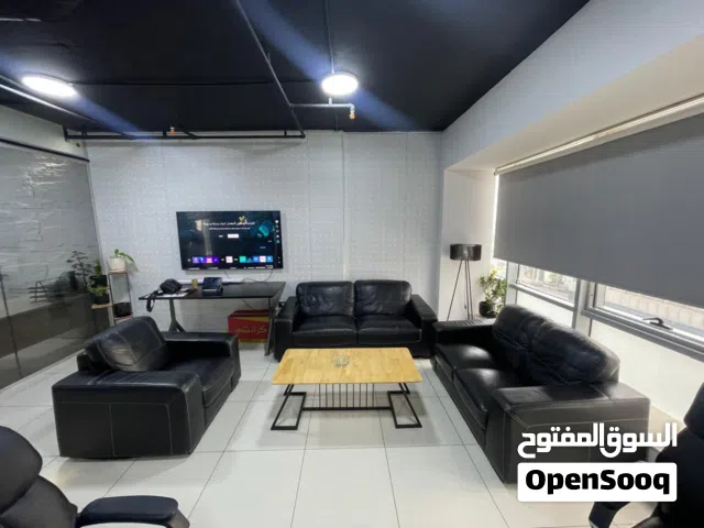 طقم كنب جلد فاخر للبيع – بحالة ممتازة