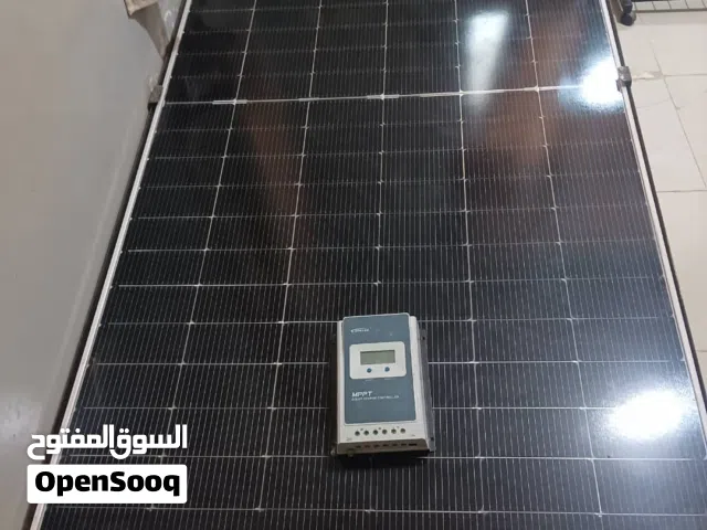 لوح شمسي مع القاعدة والمنضم