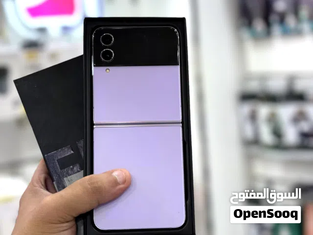 عرض خاص :  Samsung z flip 4 256gb حالة الهواتف نظيفة جدا بدون اي شموخ أو مشاكل مع ضمان و ملحقات
