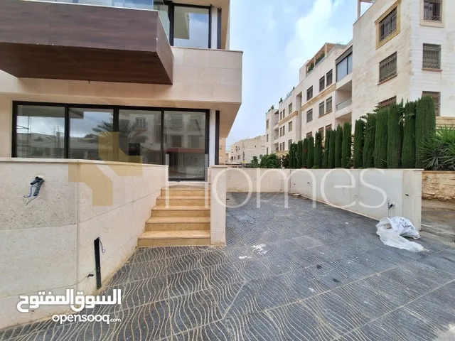 شقة ارضية مع ترس للبيع في عبدون بمساحة بناء 250م