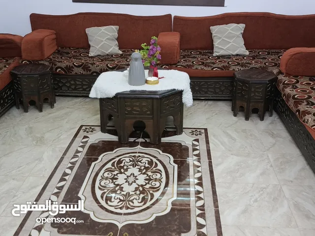 جلسة ضغط مستعمله مع صناديق تفصيل خشب ثقيل بحالة الوكالة