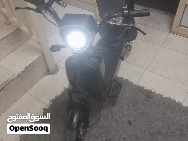 سكوتر شغال نضيف عليه سماعات بلوتوث وتواير نظاف
